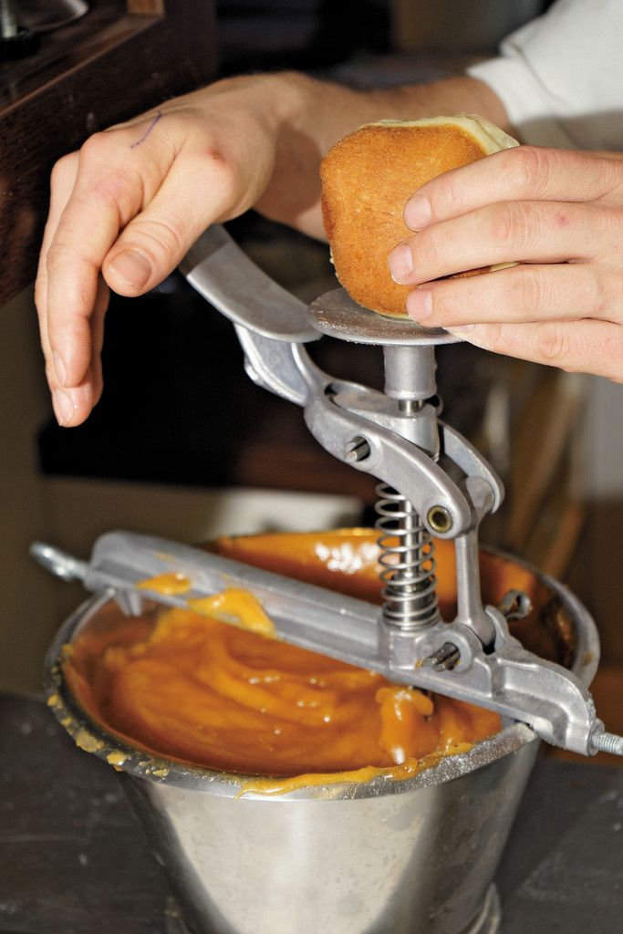Im noch heißen Zustand werden die Krapfen befüllt.