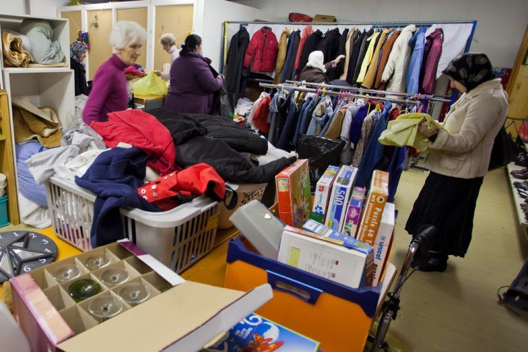 Im „Postfach für jeden“ geben Ehrenamtliche Spenden an Notleidende aus. Foto: Stiplovsek