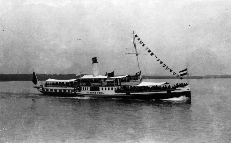 Im Sommer 1913 ist die Hohentwiel wenige Monate alt. Sie lief im Jänner als das siebte Dampfschiff der Königlich Württembergischen Staatsbahnen vom Stapel.