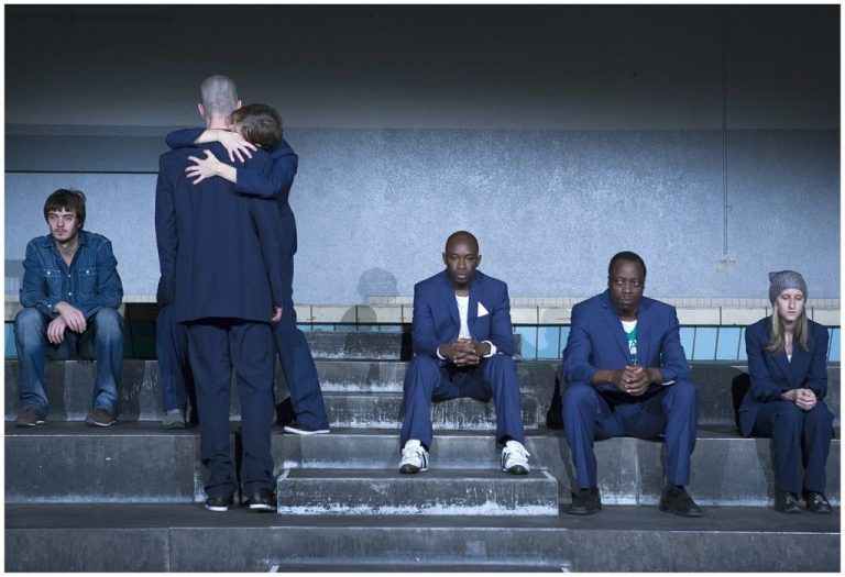 Im Stück „Aufschluss“ des „walktanztheaters“ werden aufschlussreiche Einblicke in die Welt „hinter Gittern“ gezeigt, ohne zu verurteilen oder zu beschönigen. foto: walktanztheater.com