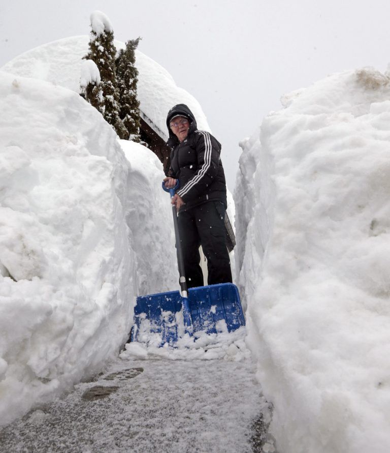 Im Südosten Österreichs kämpfen die Bewohner gegen gewaltige Schneemassen an.  FOTO: APA