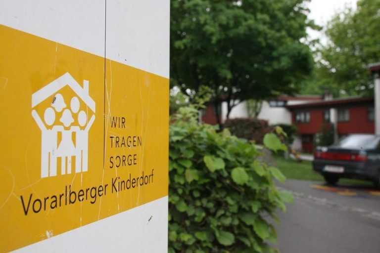 Im Vorarlberger Kinderdorf ließ die BH Baden beide Kinder aus Traiskirchen um zwei Uhr früh abliefern. Unbegleitet. Foto: VN/Riethbaum