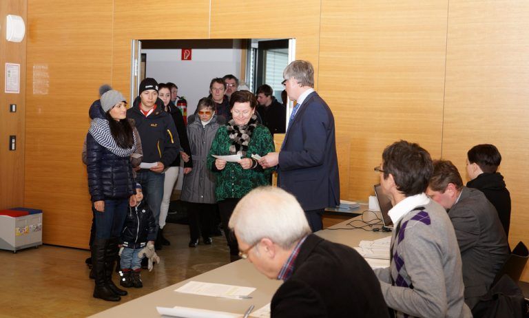 In Bezau standen die Bürger buchstäblich Schlange, um ihr Votum für oder wider die Wehrpflicht abgeben zu können. Foto: Ludwig Berchtold