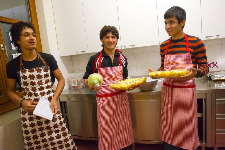 In der Küche entfalten die Burschen erstaunliche Talente.