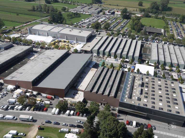  In einem ersten Schritt wird die Hallenzeile, die auf dem Bild oben (Richtung Autobahn) liegt, saniert. Luftbild: Ländle-TV  