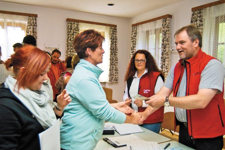 In Hüttau holen sich Manuela Wimmer und ihre Tochter Bianca bei der Caritas Soforthilfe ab. Foto: Caritas