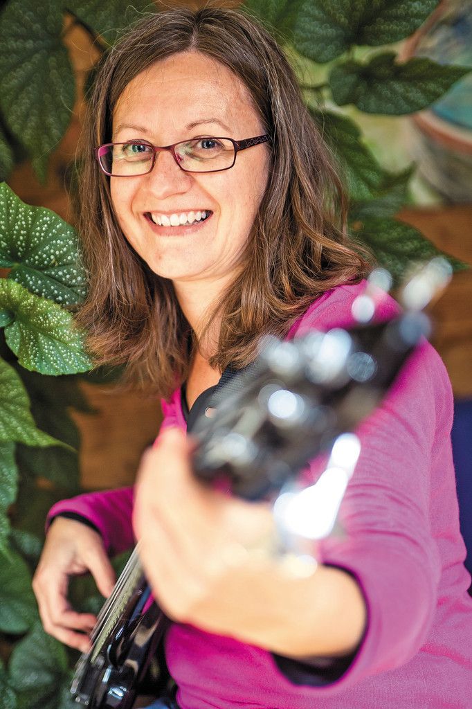 In ihrer Freizeit widmet sich Birgit Winkler der Musik und spielt unter anderem auch in einer Frauenband mit.  Foto: VN/Steurer