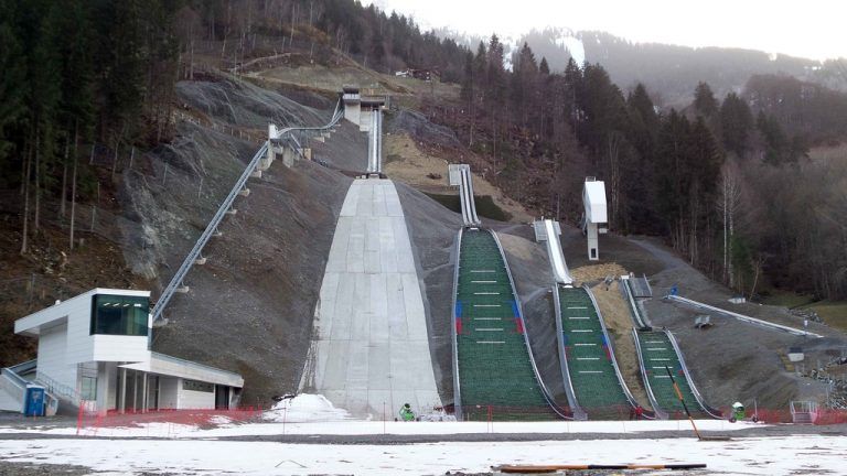 In knapp einem Jahr wird auf den Schanzen in Tschagguns reger Betrieb herrschen.     Foto: Meznar