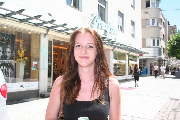 Ines Rädler,18, EichenbergSicher, das ist deswegen ja nicht schlecht. Eine gerade oder krumme Form sagt nichts über die Qualität der Ware aus. Solange sie nicht irgendwo zerdrückt ist, kümmert mich die Form nicht.