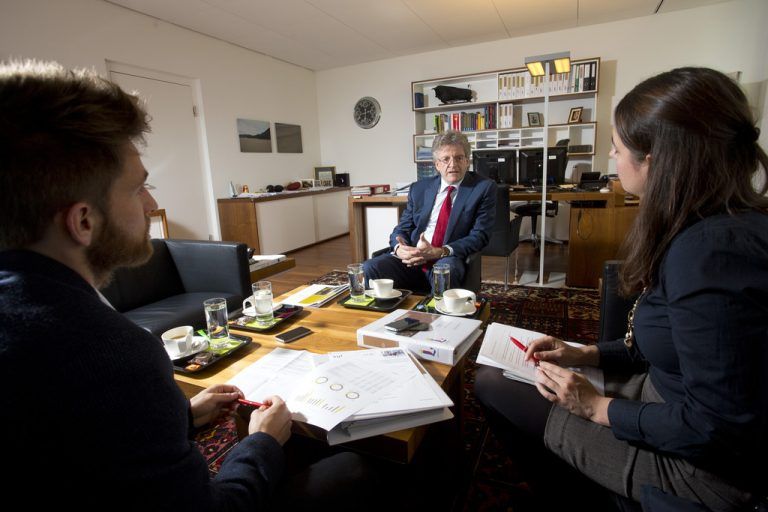 Insam in seinem Büro im Gespräch mit den VN.