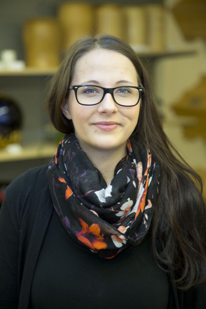 Isabella ReumillerBüroMein Ur-Opa gründete den Betrieb und daher weiß ich, dass Einfühlsamkeit und der Umgang mit Menschen sehr wichtig sind. Beides liegt mir.