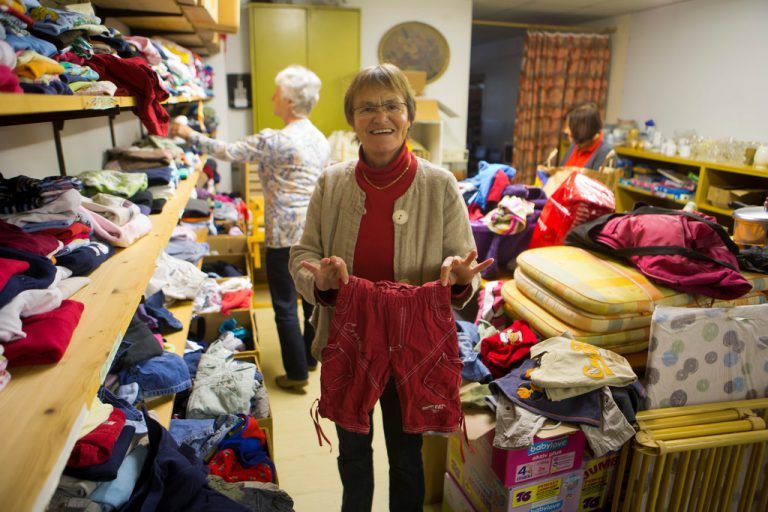 „Isch des net liab?“ Maria Thurnher und ihre Helferinnen sortieren, was Spender in die Bildgasse gebracht haben.