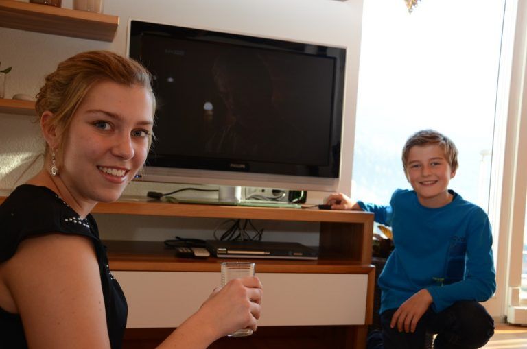 Jana und Manuel sind bemüht, sparsam mit dem Strom umzugehen und wurden dafür mit den VN-Klimaschutzpreis 2012 belohnt. Foto: Dünser