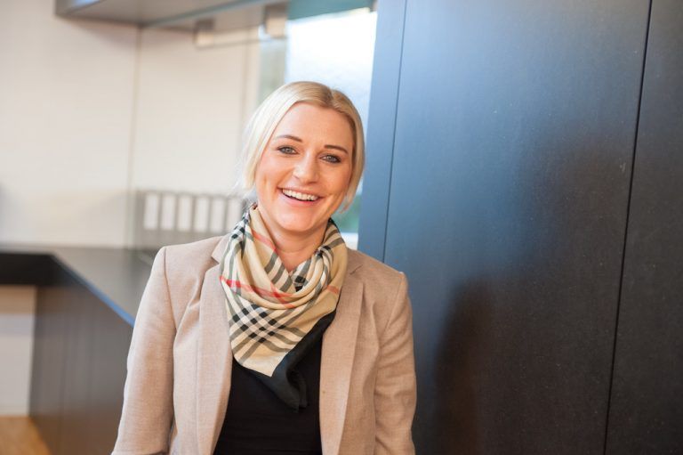 Janine Hehle, Messeorganisation Jede Messe ist anders und wir arbeiten in einem internationalen Umfeld. Am meisten freut es mich, wenn die Kunden glücklich sind.