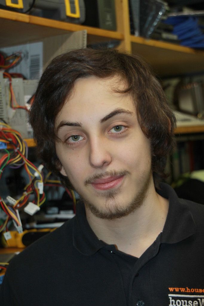 Jean Paul Orlainsky, IT-Techniklehrling Ich war schon immer ein Computerfreak und übe hier seit drei Jahren meinen Traumberuf aus. Wir sind technisch immer am neuesten Stand und die täglichen Herausforderungen sind spannend und vielfältig.