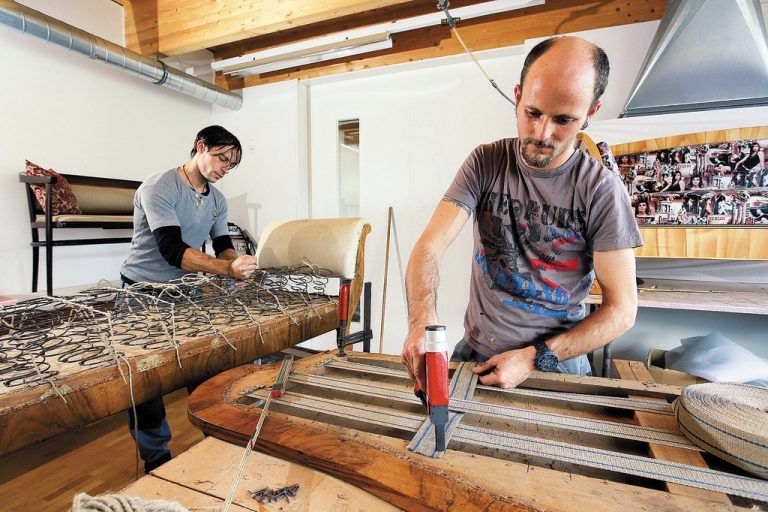 Jede einzelne Feder wird fachmännisch verknotet und die alten Stoffe werden durch neue ersetzt. FOTOS: BERND HOFMEISTER