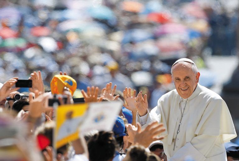 Jeden Mittwoch jubeln Papst Franziskus bei der Generalaudienz auf dem Petersplatz Tausende Pilger aus aller Welt zu: Der gebürtige Argentinier genoss das auch gestern sichtlich. Foto: Reuters