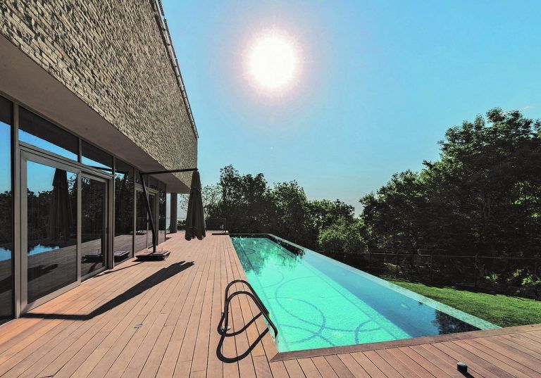 Jetzt ist die richtige Zeit, Terrassenböden aufzufrischen.Foto: Natural.at