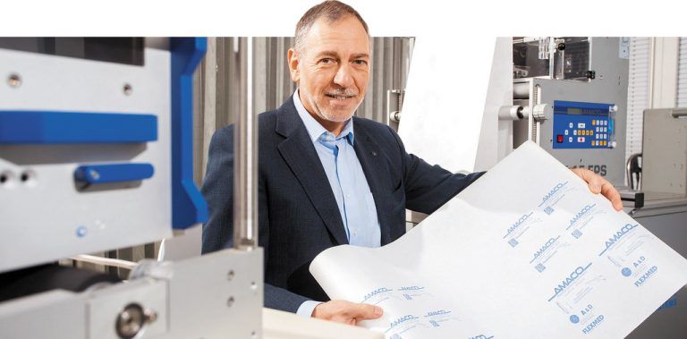 Josef Vonach ist mit seiner Firma als Systemanbieter für Kennzeichnungen von Produkten und Verpackungen am Markt weltweit tätig: „Wir sehen uns als Problemlöser mit Eigenentwicklungen.“ Fotos: VN/Steurer