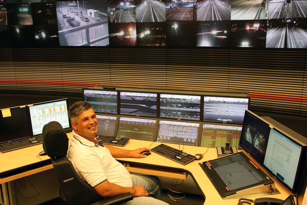 Für die Sicherheit 52 Monitore im Blick