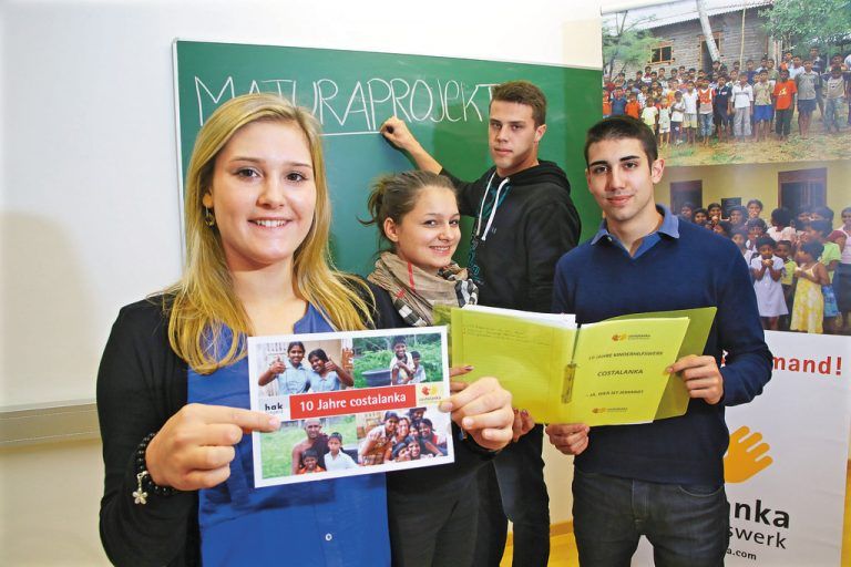 Julia Gschliesser organisiert mit ihren Schulkollegen Madeleine Salvato (19), Tobias Rossmann (18) und David Bachmann (19) die Jubiläumsfeier des Kinderhilfswerks „costalanka“. Foto: VN/Hofmeister