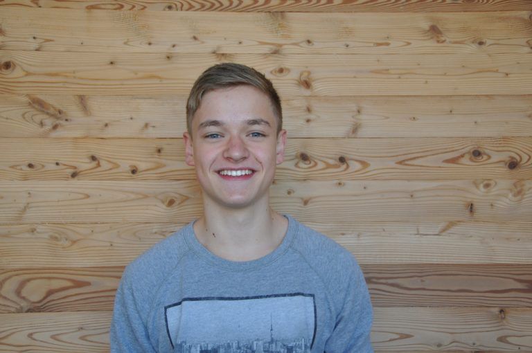 Julian MoosbruggerDie Handelsakademie in Bezau zeichnet sich durch abwechslungsreiche Fächer aus. Über die fünf Jahre verteilt hatten wir als Schüler die Chance, viele verschiedene sprachliche, technische und auch wirtschaftliche Themengebiete kennenzulernen. Am besten haben mir aber die verschiedenen Reisen gefallen, bei denen wir unsere Italienisch-, Französisch- und Englischkenntnisse perfektionieren konnten.