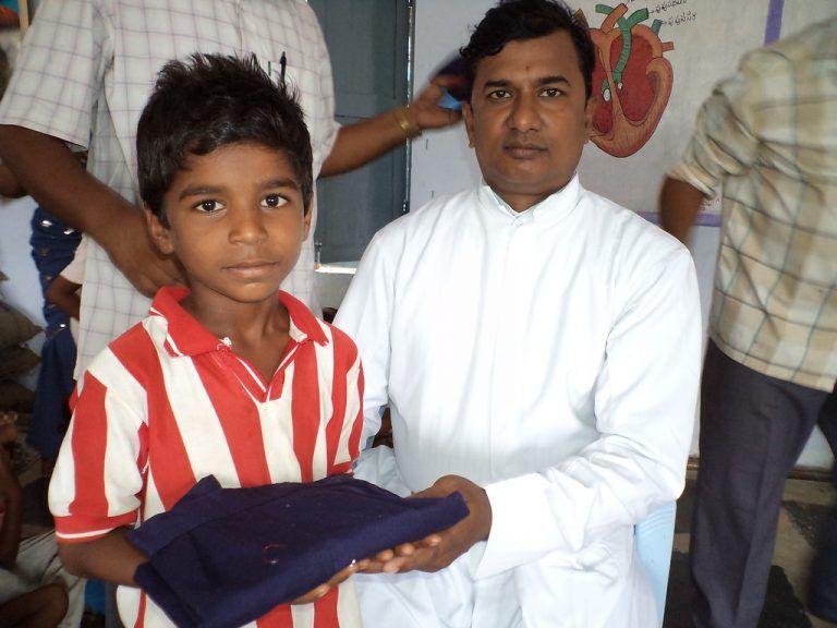 Kaplan Inna Kolukula aus Bludenz betreut das Indien Kinderhilfs-Projekt.    Foto: Naier