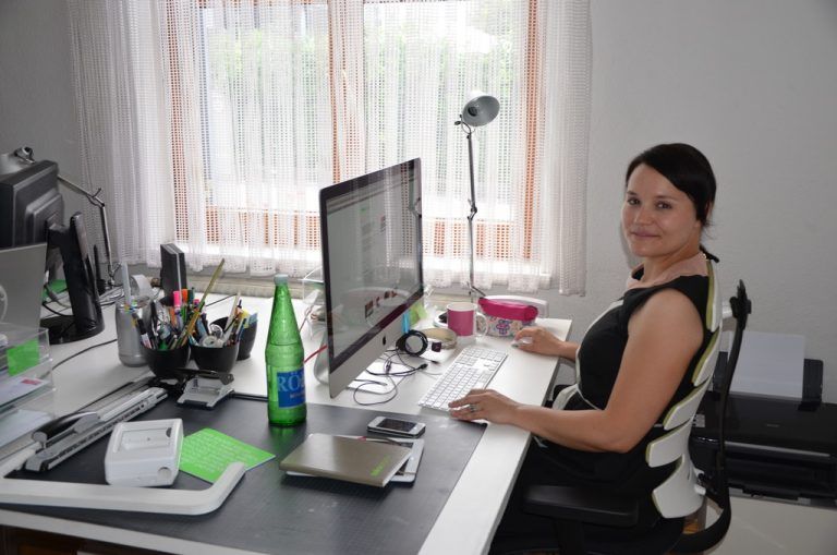 Karin Wolf, Designerin, Partnerin des Studios. Mit unseren Kernkompetenzen in Industriedesign und Grafikdesign können wir unseren Kunden ein breites Spektrum bieten.