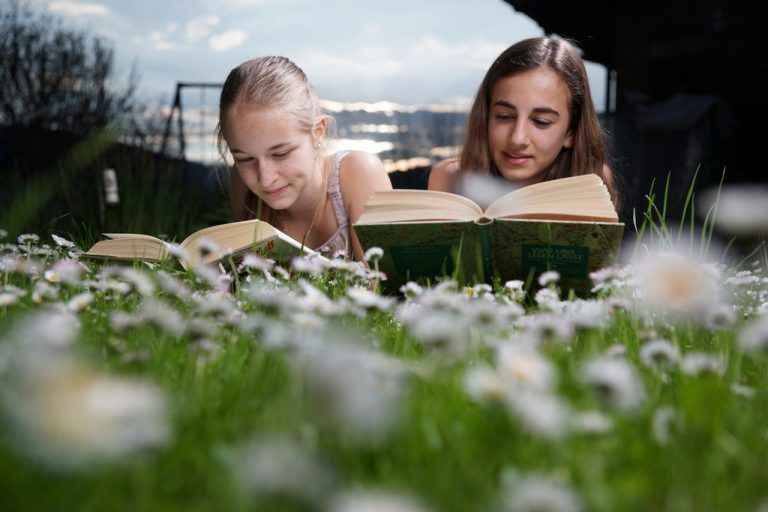 Katharina und Simge haben dem Christi-Himmelfahrt-Tag lesend in einer blühenden Wiese die schönste Seite abgetrotzt: Auf der Kinder- und Jugendbuchmesse können sie sich vom 25. bis 27. Juni 2013 mit frischer Lektüre eindecken. Foto: l. Berchtold