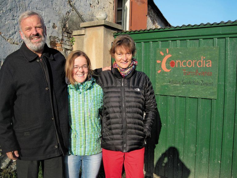 Kathy Bitschnau in ihrem rumänischen Einsatzort Holzmengen mit ihren Vorgesetzten: Projektleiterin Ruth Zenkert (r.) und Pater Georg Sporschill SJ. Foto: Nina Huber
