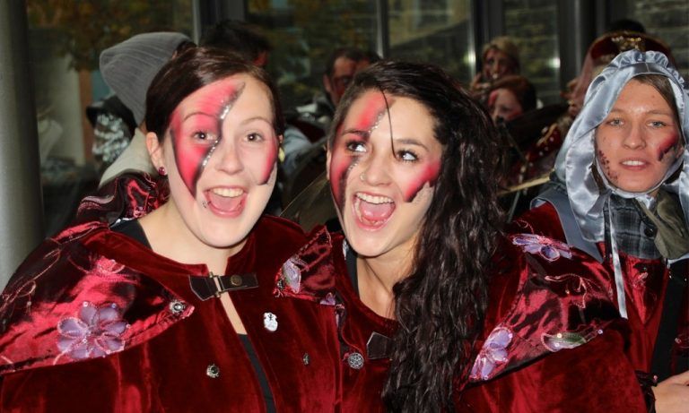 Kaum hat der Fasching begonnen und schon sind diese beiden Närrinnen in bester Laune. Foto: Köck