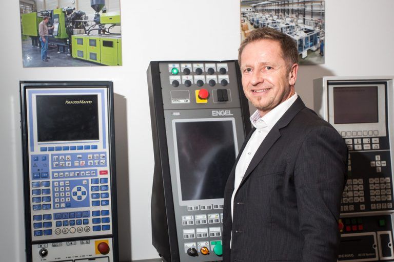 Keine Spielautomaten: Wolfgang Froner, TIG, mit Maschinensteuerungen der wichtigsten Kunden. VN/Steurer