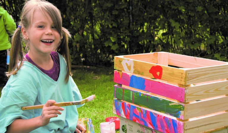Kinder bauen ihren eigenen kleinen Garten.
