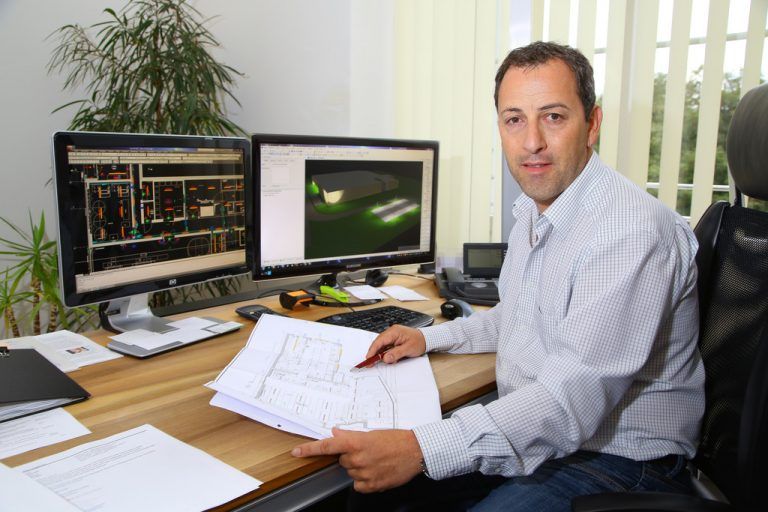 Klaus Ehgartner plant elektrische Anlagen für ganz große und ganz kleine Objekte.  Fotos: vn/hofmeister