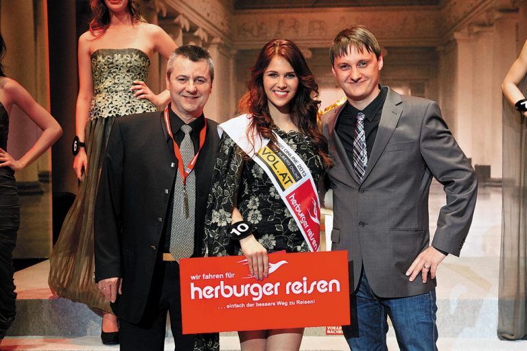 Klaus Herburger (l.) und Marc Springer (VOL.AT) mit der Miss Online Elena.