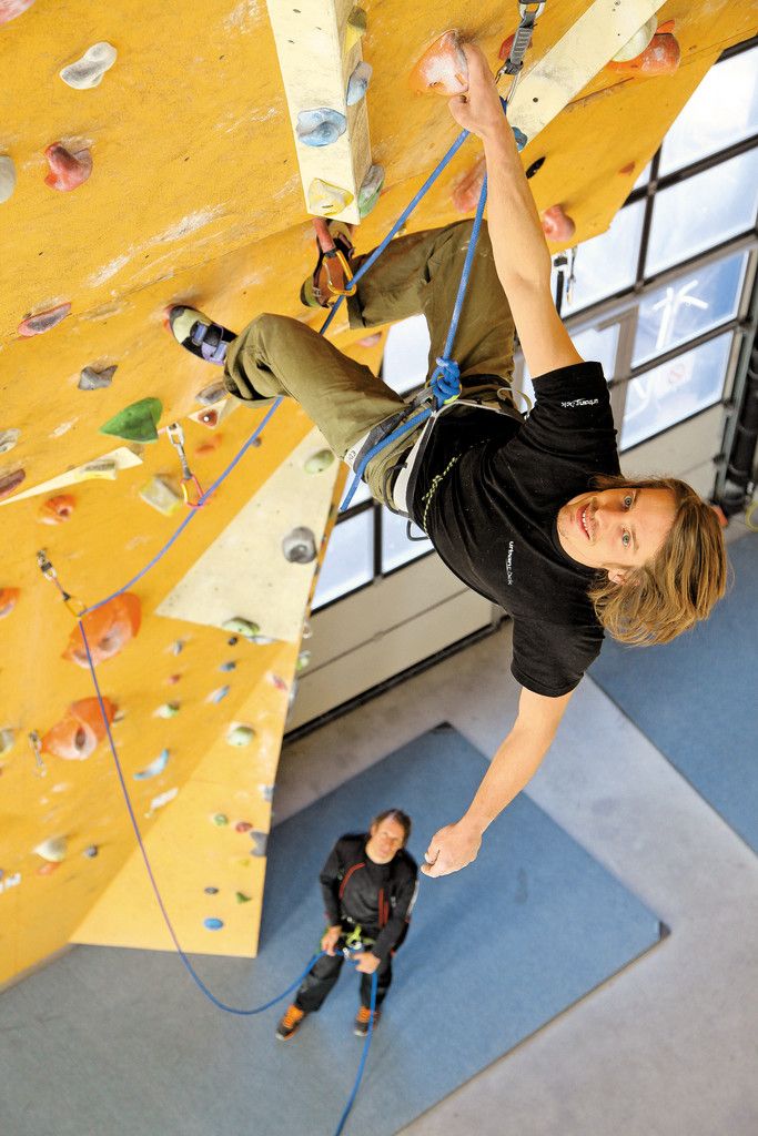 Kletterwände und Felsen können Mark Amann nicht hoch genug sein. Im Winter trainiert er vorzugsweise in der Halle. Foto: VN/Hofmeister