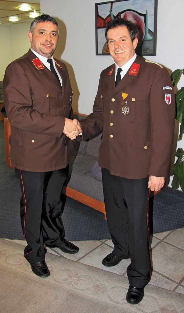 Kommandant Werner Netzer gratuliert seinem Nachfolger Simon Kasper (l.). Foto: H. reimann
