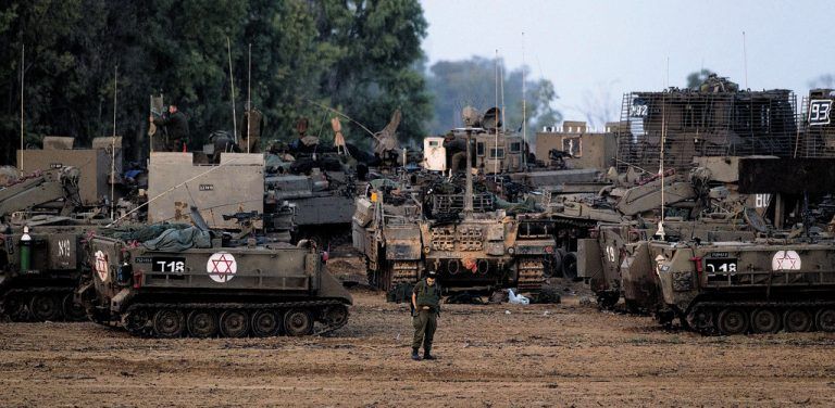 Kommt die israelische Bodenoffensive im Gazastreifen? Bis zu 75.000 Reservisten werden zu den Waffen gerufen, Panzer und Soldaten stehen an der Grenze zu Gaza bereit. Fotos: Reuters