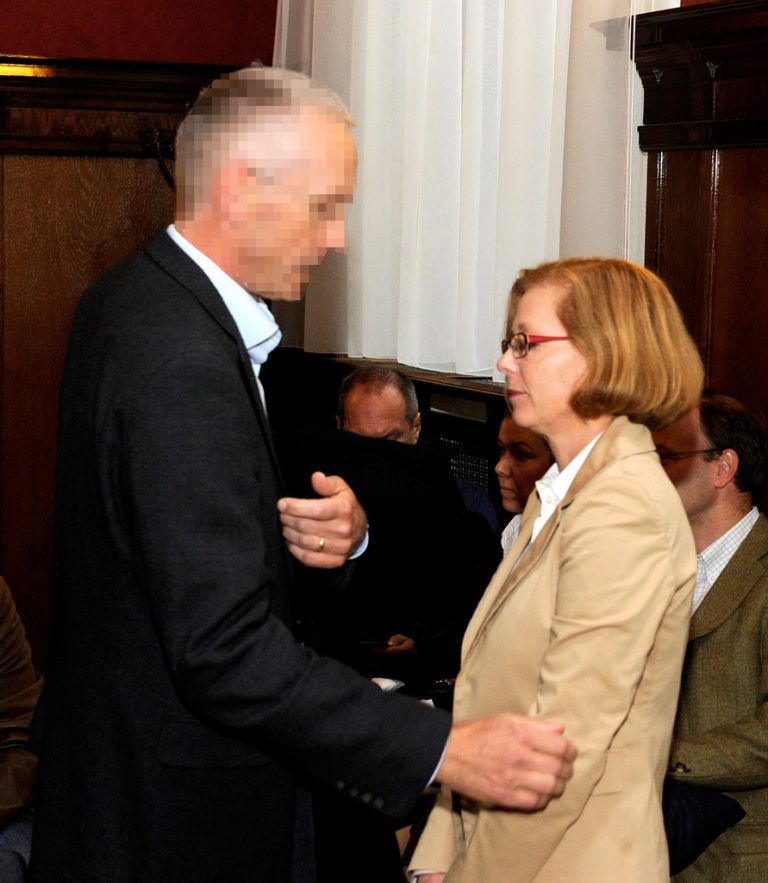 Kornelia Ratz im Gespräch mit ihrem Ehemann.