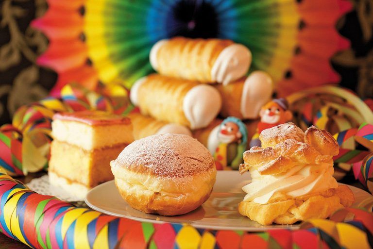 Krapfen und Brandteigkrapfen (vorne), Schaumrollen, Punschschnitten und Marzipan-Clowns sind zur Faschingszeit obligatorisch.