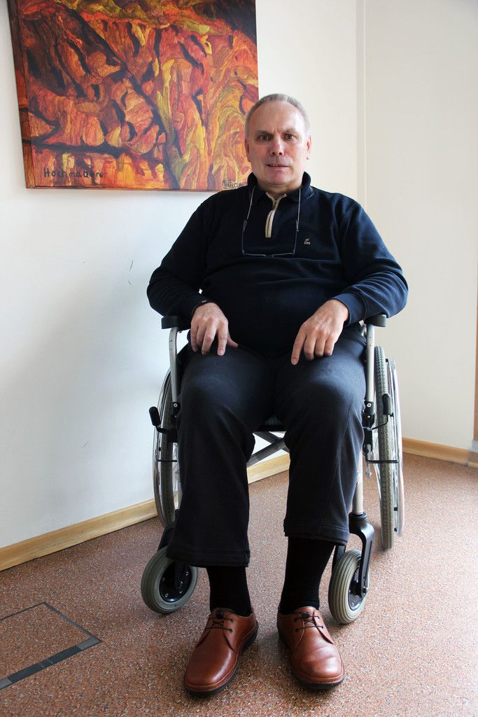 Kurt Gerszi, 53 Jahre, TschaggunsCaritas Werkstätte Montafon und Selbsthilfeverein Montafon für Menschen mit HirntraumataKurt Gerszi arbeitet seit März 2012, nachdem er ein Praktikum in der Caritas Werkstätte Montafon in Schruns absolvierte, jeden Dienstagvormittag im Büro. Ehrenamtlich arbeitet er in der Schrunser Werkstätte seit Oktober 2012. Er führt die Kassa, macht Abrechnungen „und alles, was sonst noch im Büro an Arbeit anfällt. Aufgrund eines Nystagmus meiner Augen kann ich keine Arbeiten am PC oder Telefon durchführen“, sagt der sympathische 53-jährige Tschaggunser. Seit einer Hirnblutung im Stammhirn im September 2010 ist er an den Rollstuhl gebunden. „Ich mach das gerne, weil ich etwas von der Hilfe, die Menschen mir während meiner Aufenthalte im Krankenhaus und der Reha entgegengebracht haben, der Gesellschaft zurückgeben will.“ Ich arbeite mit Freude und es ist eine Bestätigung für mich, dass ich nicht abgeschoben bin.Zusätzlich ist Kurt Gerszi im Schrunser Selbsthilfeverein Montafon für Menschen mit Gehirnschäden aktiv, den er im März dieses Jahr gegründet hat. Jeden Freitagnachmittag treffen sich derzeit 28 Mitglieder. „Es macht mir Freude, wenn Mitglieder wieder mehr Selbstbewusstsein erfahren“, sagt Gerszi, der vor seiner Hirnblutung Verkäufer für Aluminium war.