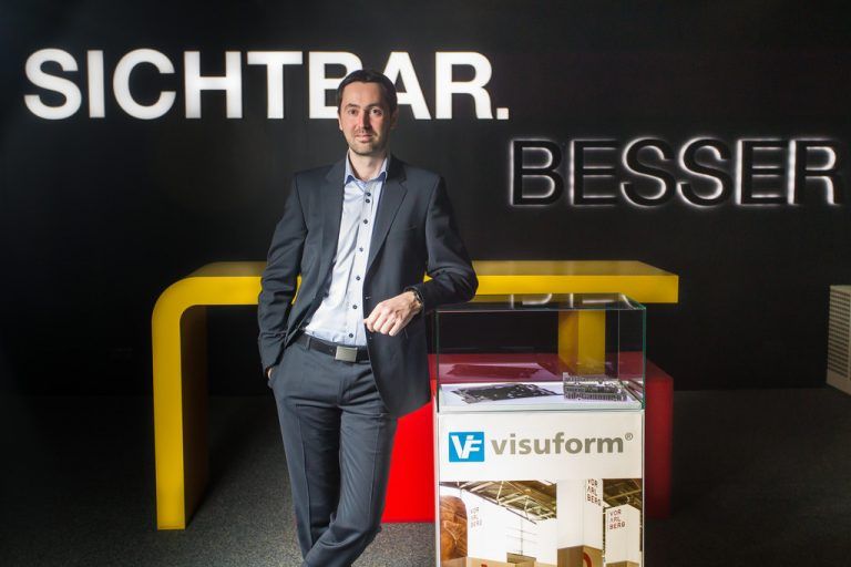 Kurt Kusternig ist Geschäftsführer und Gesellschafter der Visuform GmbH in Dornbirn. Im Untenrehmen dreht sich alles ums „Sichtbar machen“. Fotos: VN/Steurer