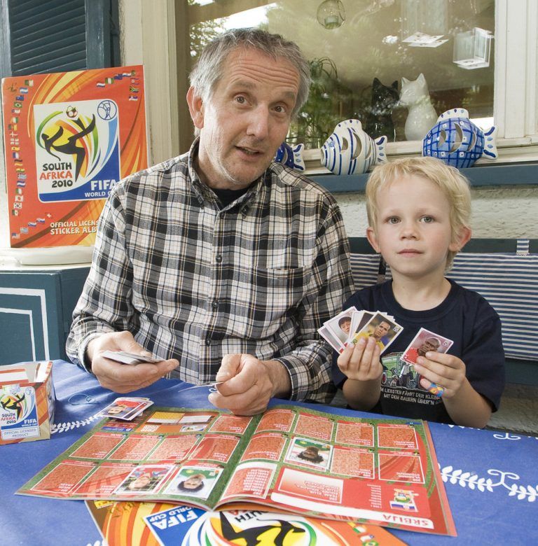 Kurt Prenner-Platzgummer sammelt auch Panini-Sticker. Da punktet er bei der jungen Klientel. Foto: VN/Steurer