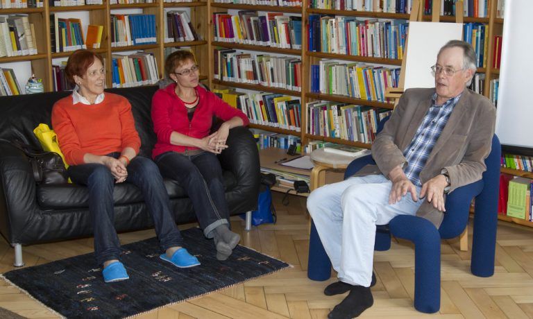 Laienphilosophen und Eckart Ruschmann im Gespräch. Foto: VN/Paulitsch