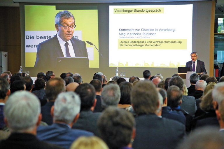 Landesstatthalter Karlheinz Rüdisser wunderte sich nicht, dass das Thema „Bodenpolitik“ viele Bürgermeister und führende Beamte interessierte. Fotos: VN/Hofmeister