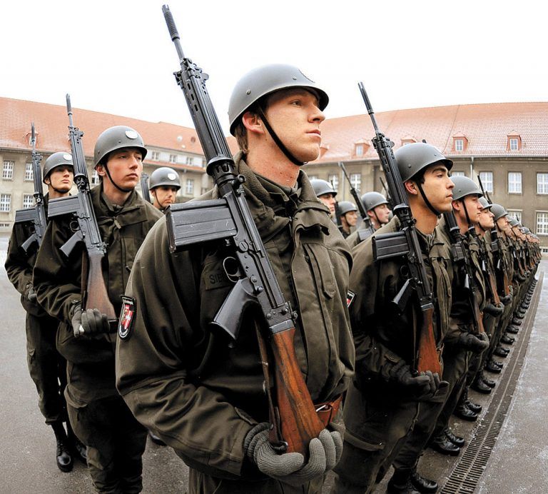 LandesverteidigungDie Zeiten des Kalten Krieges sind vorbei. Nationalstaaten gehen in Mitteleuropa nicht mehr aufeinander los. Der Angriff einer fremden Armee auf Österreich ist unrealistisch geworden. An die Stelle der alten sind neue Bedrohungsszenarien getreten – zum Beispiel Terroranschläge oder Cyberattacken. Das erfordere Spezialisten und daher ein Berufsheer, sagen die einen. Gerade in einem Wehrpflicht-Heer gebe es viele aus der Praxis kommende Fachkräfte, meinen die anderen.