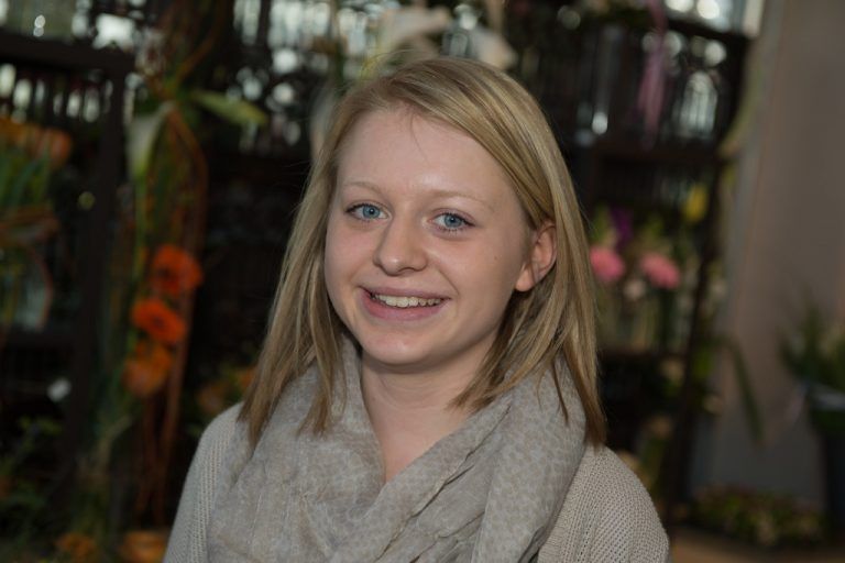 Larissa Praxmarer, Floristin Ich habe gerade in diesem Betrieb die Lehre abgeschlossen. Ich schätze die Abwechslung von innerhalb des Geschäfts und im Freien zu arbeiten.