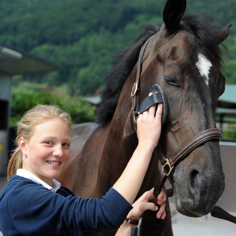 Laura Sutterlüty mit ihrem elfjährigen Walach Liquidor Z. Foto: vn/Lerch