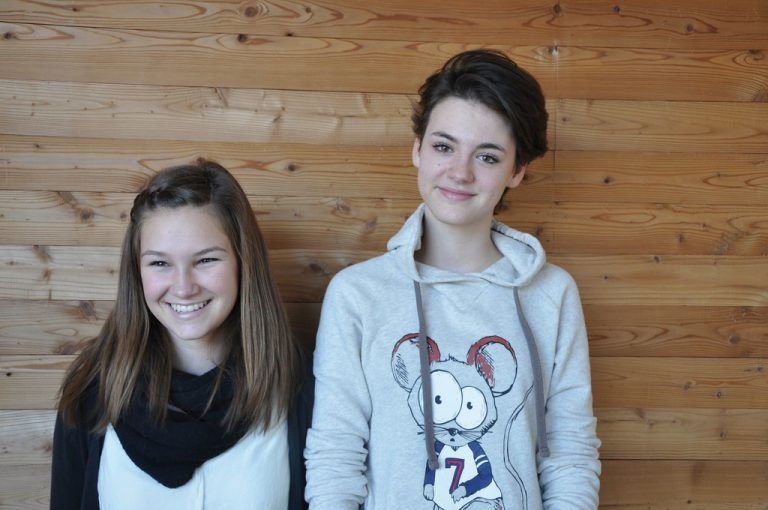 Lea Künzler und Katrin MetzlerAn unserer Schule gefällt uns gut, dass alle die Möglichkeit haben, in unserer Kantine sehr lecker und günstig zu essen. Des Weiteren können wir in drei Zusatzstunden pro Woche unsere Hausaufgaben machen und uns so zu Hause besser auf das Lernen konzentrieren. Die zwölf Schnuppertage im Jahr geben uns erste Einblicke in das spätere Berufsleben. Auch in den Fächern Kochen und Nähen können wir viel für die Zukunft lernen.