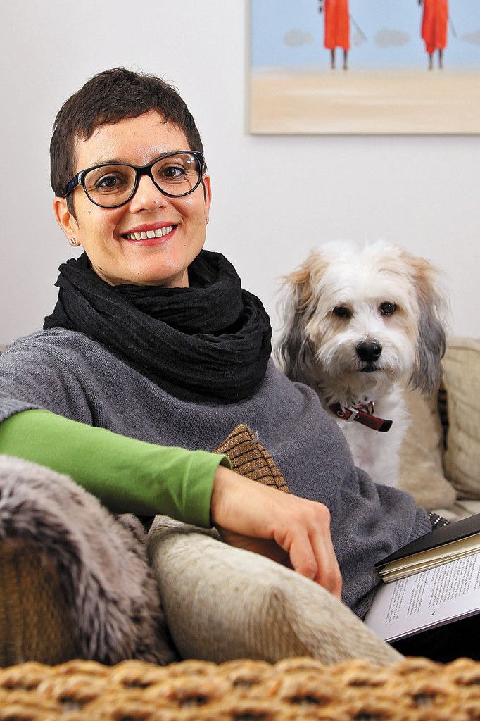 Leila Götze koordiniert das Sprachfördernetzwerk. Tibet-Terrier „Karpo“ („der Weise“ auf Tibetanisch) ist wie sie ein Globetrotter. VN/Hofmeister